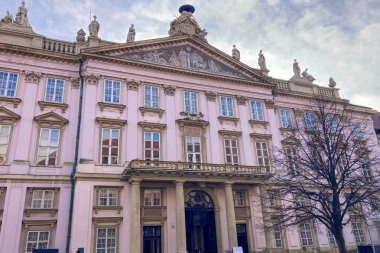 SLOVAKIA, BRATISLAVA - 8 Ocak 2025: Bratislava 'daki tarihi şehir merkezinde yürüyüş