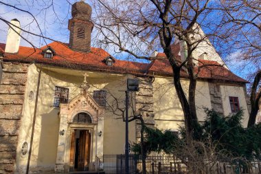 SLOVAKIA, BRATISLAVA - 8 Ocak 2025: Bratislava 'daki tarihi şehir merkezinde yürüyüş