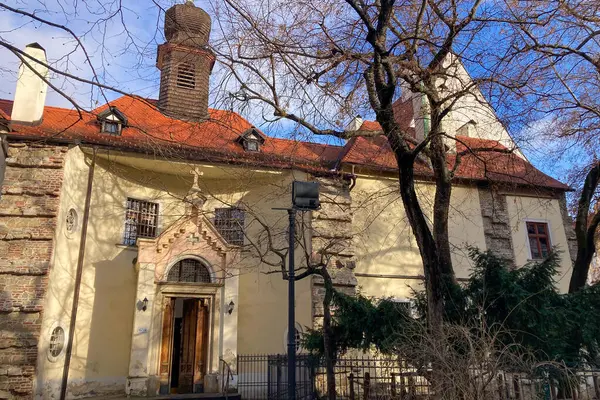 SLOVAKIA, BRATISLAVA - 8 Ocak 2025: Bratislava 'daki tarihi şehir merkezinde yürüyüş