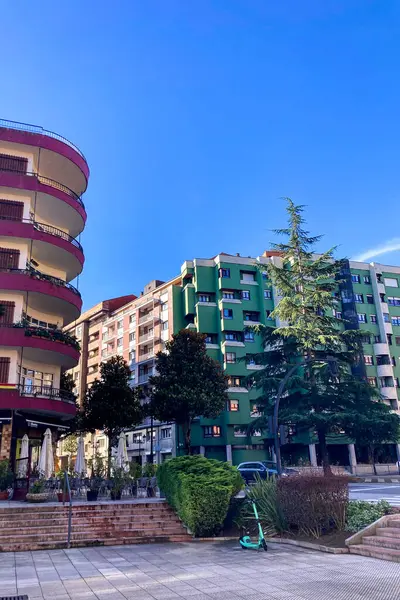 Oviedo, İspanya - 16 Eylül 2024: Oviedo, İspanya 'da tarihi bir kasabada yürüyüş