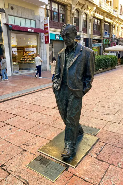 Oviedo, İspanya - 16 Eylül 2024: Oviedo, İspanya 'daki tarihi kentte Woody Allen heykeli