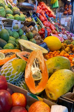 MALAGA, İspanya - 29 Mart 2025: Atarazana Merkez Pazarı, Malaga, İspanya 'da taze yerel ürünleri, deniz ürünleri ve canlı atmosferiyle bilinen canlı ve tarihi bir pazardır.