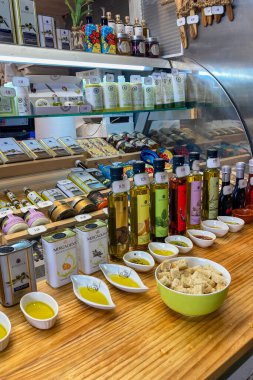 MALAGA, İspanya - 29 Mart 2025: Atarazana Merkez Pazarı, Malaga, İspanya 'da taze yerel ürünleri, deniz ürünleri ve canlı atmosferiyle bilinen canlı ve tarihi bir pazardır.