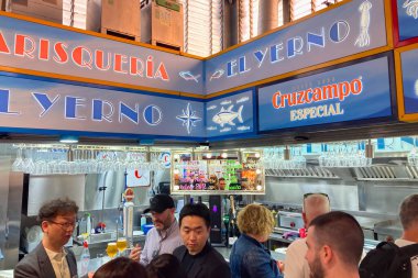 MALAGA, İspanya - 29 Mart 2025: Atarazana Merkez Pazarı, Malaga, İspanya 'da taze yerel ürünleri, deniz ürünleri ve canlı atmosferiyle bilinen canlı ve tarihi bir pazardır.