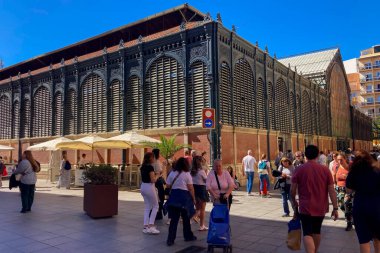MALAGA, İspanya - 29 Mart 2025: Atarazana Merkez Pazarı, Malaga, İspanya 'da taze yerel ürünleri, deniz ürünleri ve canlı atmosferiyle bilinen canlı ve tarihi bir pazardır.