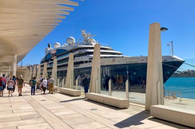 MALAGA, İspanya - 29 Mart 2025: Malaga, İspanya 'da limanda yürüyüş.