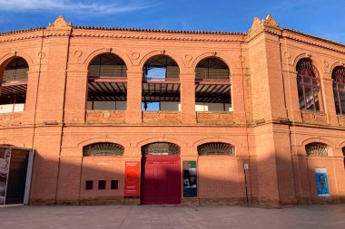 MALAGA, İspanya - 29 Mart 2025 Malagueta boğa ringi, İspanya 'nın Malaga kentindeki geleneksel mimari ve kültürel önemiyle bilinen tarihi ve ikonik bir arenadır..