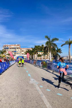 TORREMOLINOS, SPAIN - 2 Şubat 2025: Torremolinos, İspanya 'da Maraton de Torremolinos' ta koşucular