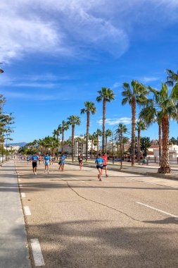 TORREMOLINOS, SPAIN - 2 Şubat 2025: Torremolinos, İspanya 'da Maraton de Torremolinos' ta koşucular