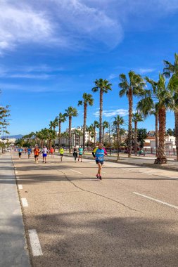 TORREMOLINOS, SPAIN - 2 Şubat 2025: Torremolinos, İspanya 'da Maraton de Torremolinos' ta koşucular