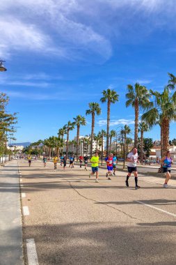 TORREMOLINOS, SPAIN - 2 Şubat 2025: Torremolinos, İspanya 'da Maraton de Torremolinos' ta koşucular