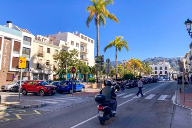 NERJA, İspanya - 22 Mart 2025: Büyüleyici şehrin muhteşem manzaraları 22 Mart 2025 'te İspanya' nın Nerja kentinde resim gibi bir atmosfer sunuyor.