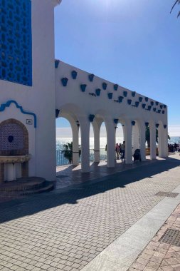 NERJA, İspanya - 22 Mart 2025: Avrupa Meydanı Balkonu, 22 Mart 2025 tarihinde İspanya 'nın Nerja kentinde büyüleyici ve pitoresk bir atmosfer sunmaktadır.