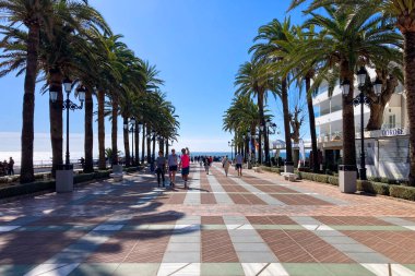 NERJA, İspanya - 22 Mart 2025: Avrupa Meydanı Balkonu, 22 Mart 2025 tarihinde İspanya 'nın Nerja kentinde büyüleyici ve pitoresk bir atmosfer sunmaktadır.