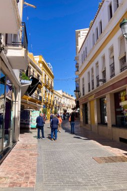NERJA, İspanya - 22 Mart 2025: Büyüleyici şehrin muhteşem manzaraları 22 Mart 2025 'te İspanya' nın Nerja kentinde resim gibi bir atmosfer sunuyor.