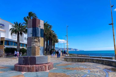 NERJA, İspanya - 22 Mart 2025: Avrupa Çeşmesi, İspanya 'nın Nerja kentinde büyüleyici ve pitoresk bir atmosfer sunuyor.