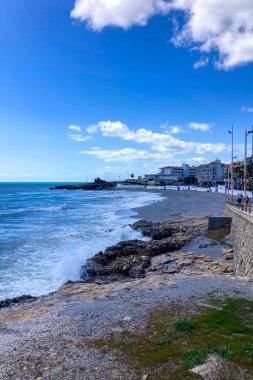 NERJA, İspanya - 22 Mart 2025: Işıldayan deniz ve büyüleyici şehrin muhteşem manzaraları, 22 Mart 2025 tarihinde İspanya 'nın Nerja kentinde nefes kesen kıyı manzaraları ve pitoresk bir atmosfer sunuyor.