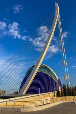 VALENCIA, İspanya - 18 Kasım 2024: Valencia, İspanya 'da altın gün batımı 18 Kasım 2024
