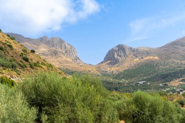 Dağların üzerindeki bulutlar, Sierra Tejeda Doğal Parkı, Endülüs, İspanya
