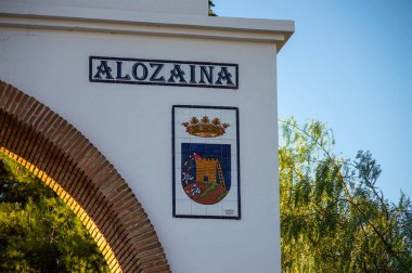 ALOZAINA, İspanya - 26 Ekim 2024: Alozaina, İspanya 'da beyaz sokaklar ve evler üzerinde gün doğumu