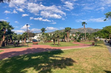 TORREMOLINOS, İspanya - 14 Mayıs 2025: Torremolinos, İspanya 'daki parkın huzurlu sabah atmosferinin tadını çıkarmak