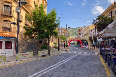 ORGIVA, İSPA - 18 Mayıs 2025: La Carrera Popüler Orgiva İspanya 'nın Orgiva kentinde 18.500 metre uzunluğundaki en uzun mesafe atletizm müsabakasıdır.