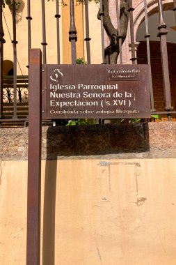 ORGIVA, İspanya - 18 Mayıs 2025: Rgiva, İspanya 'da geleneksel mimari ve yerel atmosfer ile çevrili büyüleyici şehir merkezinde gezinmek