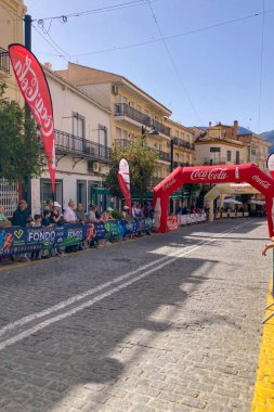 ORGIVA, İSPA - 18 Mayıs 2025: La Carrera Popüler Orgiva İspanya 'nın Orgiva kentinde 18.500 metre uzunluğundaki en uzun mesafe atletizm müsabakasıdır.