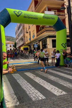 ORGIVA, İSPA - 18 Mayıs 2025: La Carrera Popüler Orgiva İspanya 'nın Orgiva kentinde 18.500 metre uzunluğundaki en uzun mesafe atletizm müsabakasıdır.