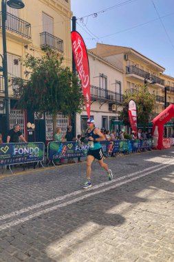 ORGIVA, İSPA - 18 Mayıs 2025: La Carrera Popüler Orgiva İspanya 'nın Orgiva kentinde 18.500 metre uzunluğundaki en uzun mesafe atletizm müsabakasıdır.