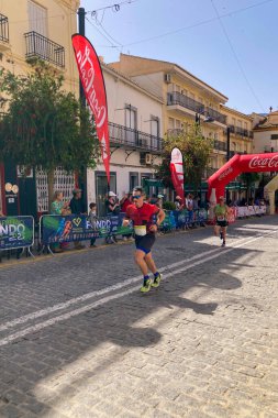 ORGIVA, İSPA - 18 Mayıs 2025: La Carrera Popüler Orgiva İspanya 'nın Orgiva kentinde 18.500 metre uzunluğundaki en uzun mesafe atletizm müsabakasıdır.