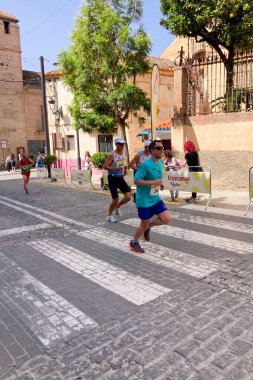 ORGIVA, İSPA - 18 Mayıs 2025: La Carrera Popüler Orgiva İspanya 'nın Orgiva kentinde 18.500 metre uzunluğundaki en uzun mesafe atletizm müsabakasıdır.