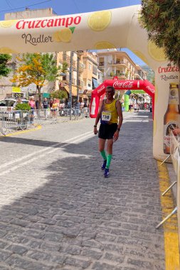 ORGIVA, İSPA - 18 Mayıs 2025: La Carrera Popüler Orgiva İspanya 'nın Orgiva kentinde 18.500 metre uzunluğundaki en uzun mesafe atletizm müsabakasıdır.