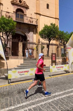 ORGIVA, İSPA - 18 Mayıs 2025: La Carrera Popüler Orgiva İspanya 'nın Orgiva kentinde 18.500 metre uzunluğundaki en uzun mesafe atletizm müsabakasıdır.