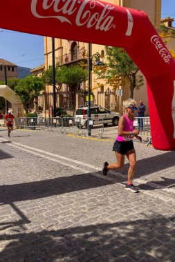 ORGIVA, İSPA - 18 Mayıs 2025: La Carrera Popüler Orgiva İspanya 'nın Orgiva kentinde 18.500 metre uzunluğundaki en uzun mesafe atletizm müsabakasıdır.