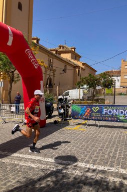 ORGIVA, İSPA - 18 Mayıs 2025: La Carrera Popüler Orgiva İspanya 'nın Orgiva kentinde 18.500 metre uzunluğundaki en uzun mesafe atletizm müsabakasıdır.