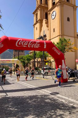 ORGIVA, İSPA - 18 Mayıs 2025: La Carrera Popüler Orgiva İspanya 'nın Orgiva kentinde 18.500 metre uzunluğundaki en uzun mesafe atletizm müsabakasıdır.