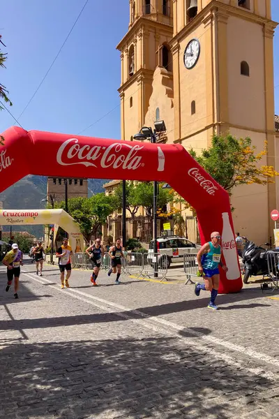 ORGIVA, İSPA - 18 Mayıs 2025: La Carrera Popüler Orgiva İspanya 'nın Orgiva kentinde 18.500 metre uzunluğundaki en uzun mesafe atletizm müsabakasıdır.