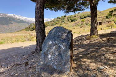 SIERRA NEVADA, İspanya - 18 Mayıs 2025: Sierra Nevada Ulusal Parkı 'ndaki Mulhacen Tepesi' ne yürüyüş yolu
