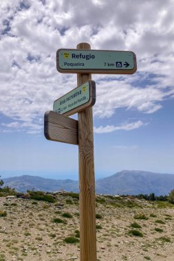 SIERRA NEVADA, İspanya - 18 Mayıs 2025: Sierra Nevada Ulusal Parkı 'ndaki Mulhacen Tepesi' ne yürüyüş yolu
