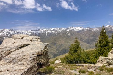 Sierra Nevada Ulusal Parkı, İspanya 'da bahar aylarında Mulhacen tepesine yürüyüş yolu.