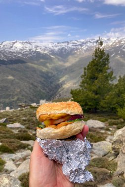 Sierra Nevada Ulusal Parkı, İspanya 'da bahar aylarında Mulhacen tepesine yürüyüş yolu.