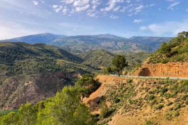 Sierra Nevada Ulusal Parkı, İspanya 'da bahar aylarında Mulhacen tepesine yürüyüş yolu.