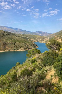 Guadalfeo Nehri 'ndeki Rezerv Kuralları, İspanya' nın Granada kentinde manzaralı manzaralar ve bölgesel öneme sahip çarpıcı dağlık arazilerin arasına yerleştirilmiş hayati bir su kütlesidir.
