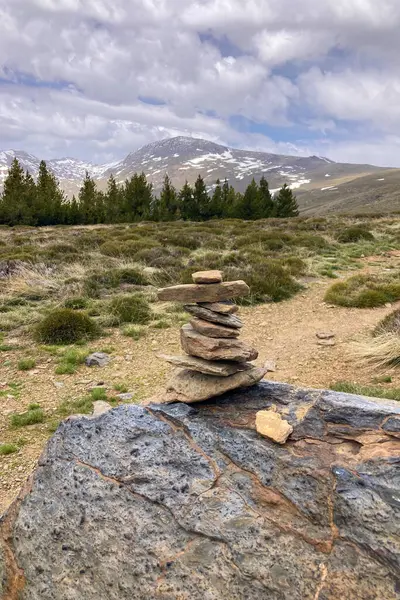 İlkbaharda eriyen kardan akan su akıntısı, Sierra Nevada, Endülüs, İspanya