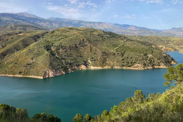 Guadalfeo Nehri 'ndeki Rezerv Kuralları, İspanya' nın Granada kentinde manzaralı manzaralar ve bölgesel öneme sahip çarpıcı dağlık arazilerin arasına yerleştirilmiş hayati bir su kütlesidir.
