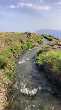 İlkbaharda eriyen kardan akan su akıntısı, Sierra Nevada, Endülüs, İspanya