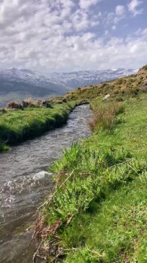 İlkbaharda eriyen kardan akan su akıntısı, Sierra Nevada, Endülüs, İspanya