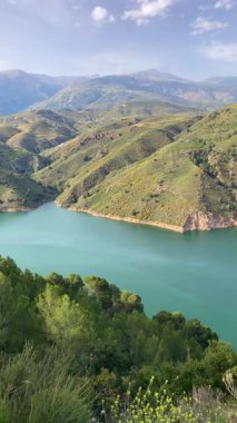 Guadalfeo Nehri 'ndeki Rezerv Kuralları, İspanya' nın Granada kentinde manzaralı manzaralar ve bölgesel öneme sahip çarpıcı dağlık arazilerin arasına yerleştirilmiş hayati bir su kütlesidir.