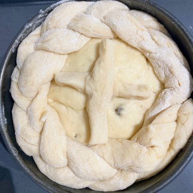 Geleneksel ev yapımı Ukrayna Paskalya pastası hazırlıyorum. Zengin malzemeler ve otantik aile tarifleriyle birlikte. Bayram kutlamaları için mükemmel.